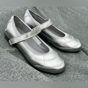Girls’ 4 Hush Puppies Metallic Silver Leather Hook & Loop Strap Mary Jane Shoes